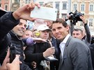 Rafael Nadal vyrazil do davu fanoušků na Staroměstském náměstí. (20. září 2017)