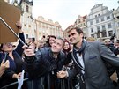 Tenista Roger Federer vyrazil do davu fanoušků na Staroměstském náměstí. (20....