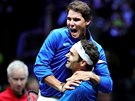 Rafael Nadal (nahoe) a Roger Federer ve spolené tyhe v Laver Cupu. (25....