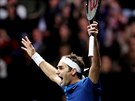 Roger Federer oslavuje vítzství nad Nickem Kyrgiosem. (25. záí 2017)