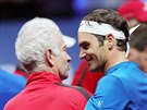 Roger Federer se zdraví s bývalým tenistou a kouem lavercupového týmu svta...