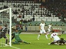 Fotbalista Kostas Manolas z AS ím stílí úvodní gól zápasu Ligy mistr proti...
