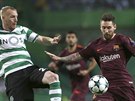 Bval obrnce Barcelony Jeremy Mathieu se sna zastavit Lionela Messiho v...