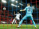 Romelu Lukaku z Manchesteru United stílí gól Igoru Akinfejevovi, brankái CSKA...