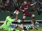 V utkn Sportingu Lisabon s Barcelonou anci Lionela Messiho zastavil domc...