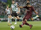 Útoník Luis Suárez nebezpen stílí v utkání Barcelony v Lisabonu, kde se...