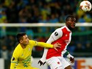 Záloník Slavie Michel Ngadeu v souboji s Serikanem Muikovem, fotbalistou...