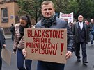 Ostravsk� demonstrace finan�n�ka Pavla Kr�py (v pop�ed�) proti Zde�ku Bakalovi...