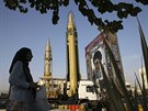 Íránské balistické rakety Ghadr H (uprosted) a Sadíl (vlevo) a portrét...