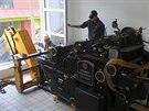 Sthování vzácného tiskaského stroje do Muzea knihy a tisku v Plzni