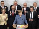 Kancléka Angela Merkelová obklopena leny strany bhem své ei po zveejnní...