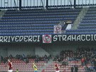 ARRIVEDERCI Skalní fanouci Sparty ped zápasem s Teplicemi vyvsili na ochoz...