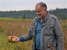 Ji�� Nevos�d ukazuje vzorek leto�n� �rody brambor.