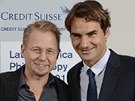 Noviná René Stauffer (vlevo) a tenisová legenda Roger Federer.