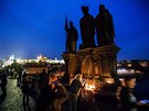 Lidé uctívají památku Jana Tísky na Karlov most. (25. 9. 2017)