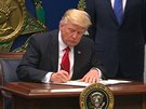 Donald Trump podepsal nová protiimigraní opatení.