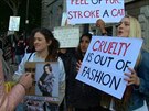 Protest ochránc zvíat ped pehlídkou znaky Burberry