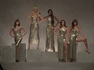 Supermodelky Cindy, Naomi, Claudia, Carla a Helena na pehlídce Versace