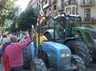 Zemdlci, kteí jsou pro nezávislost Katalánska, na traktorech projídli v...