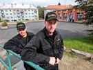 Pracovníci bezpenostní agentury pi obchzce v Bukovanech na Sokolovsku.