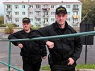 Pracovníci bezpenostní agentury pi obchzce v Bukovanech na Sokolovsku.