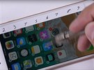 iPhone 8 proel sérií crashtest. Testovala se odolnost krycího skla dispeje,...