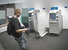 Olomoučtí policisté pátrají po zloději, který se pokusil okrást u bankomatů...