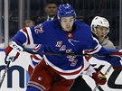 Filip Chytil (vlevo) z NY Rangers uniká Benu Lovejoyovi z New Jersey.