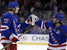 Filip Chytil (vlevo) z New York Rangers slaví svj vítzný gól z pípravy proti...