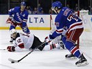 Filip Chytil z New York Rangers hledá prostor na pihrávku v zápase s Ne Jersey.