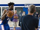 Joel Embiid z Philadelphie pózuje fotografm.