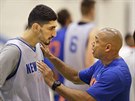 Enes Kanter na tréninku New York Knicks pijímá rady od asistenta Coreyho...