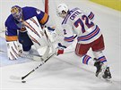 Filip Chytil z NY Rangers zkouí pekonat Jaroslava Haláka v brance NY...