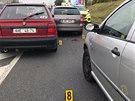 �idi� st�l v kolon� v ulici Na Jelen�ch, p�i tom naboural dv� auta p�ed n�m....
