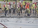 Betonování nového železničního mostu u Hlavního vlakového nádraží v Plzni. (23....