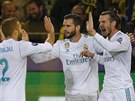 MADRIDSKÁ RADOST. Fotbalisté Realu slaví gól Garetha Balea (vpravo), díky...