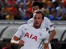 Útoník Tottenhamu Harry Kane dává gól v zápase proti Nikósii.