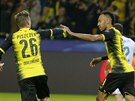 KONTAKTNÍ BRANKA. Pierre-Emerick Aubameyang z Dortmundu slaví se spoluhráem...
