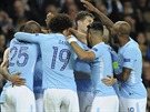 Fotbalisté Manchesteru City se radují z gólu v zápase se achtarem Donck.