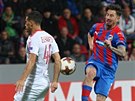 Plzeský záloník Milan Petrela stílí v zápase Evropské ligy proti Hapoelu...