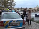 Mu� sko�il z Karlova mostu