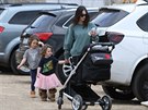 Megan Foxová a její synové Noah a Bodhi (Malibu, 29. íjna 2016)