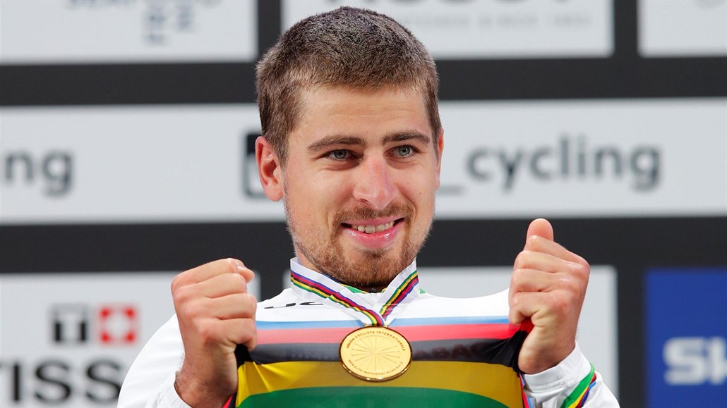 DALŠÍ ZLATO. Slovenský cyklista Peter Sagan ukazuje zlatou medaili z...