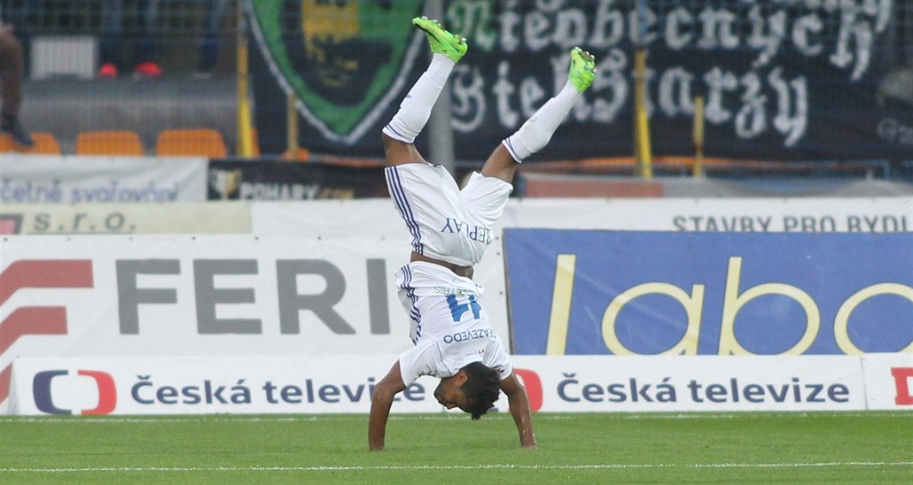 Ostravský Dyjan Carlos De Azevedo slaví svůj gól na hřišti Jihlavy.