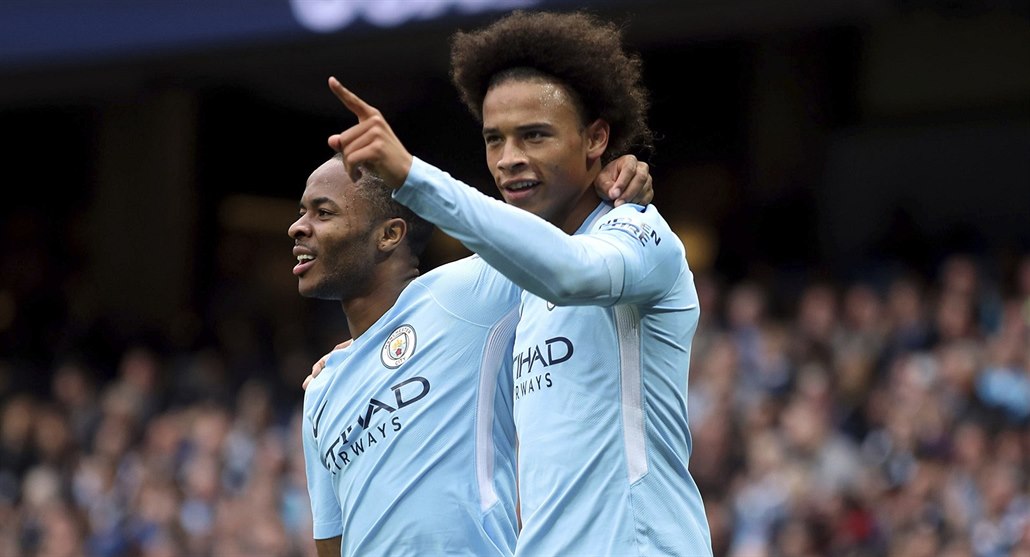 Raheem Sterling (vlevo) a Leroy Sané oslavují gól Manchesteru City.