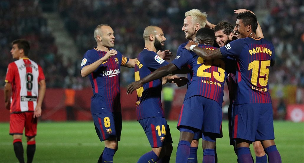 Fotbalisté Barcelony oslavují gól na hřišti Girony.