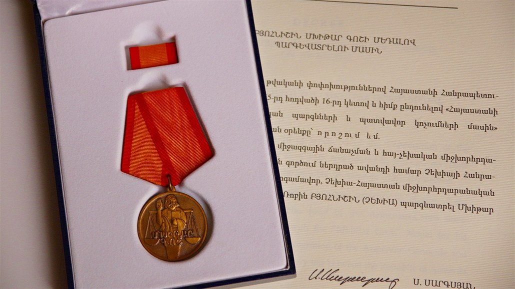 Arménské státní vyznamenání, který obdr�el �eský poslanec Robin Böhnisch...