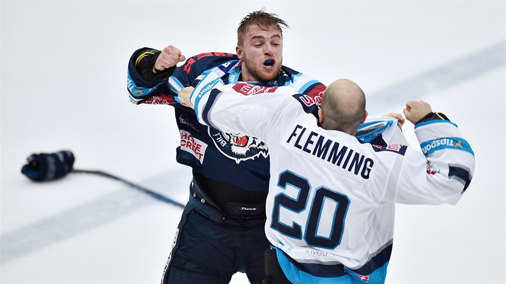 Adam Jáno�ík (vlevo) z Liberce a Brett Flemming z Chomutova v p�stním souboji.