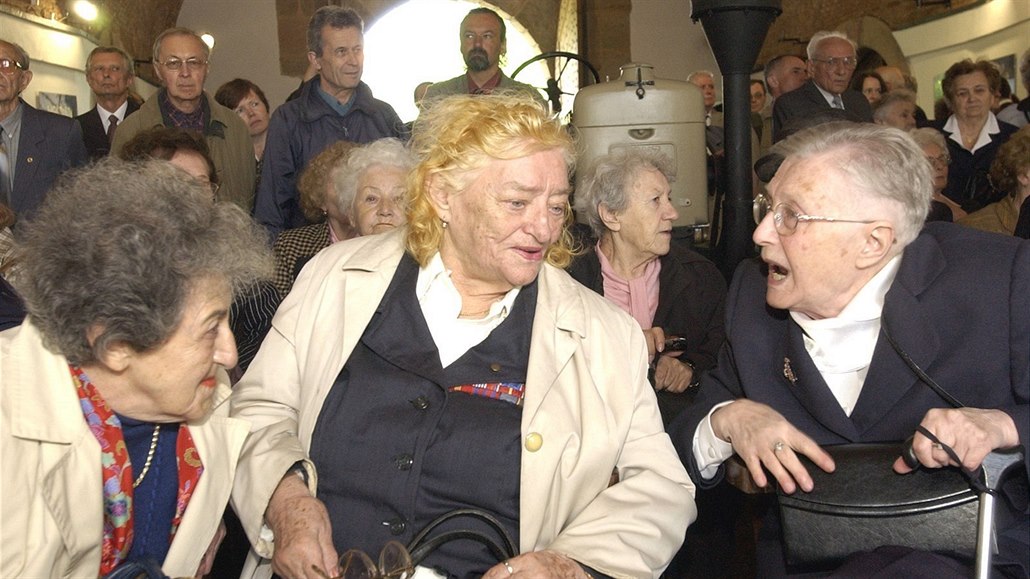 Marie Kvapilová (uprostřed) na archivním snímku z roku 2005. Vlevo je další...