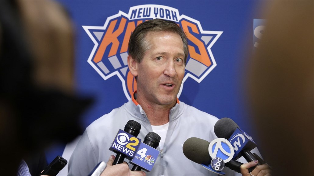Jeff Hornacek, trenér NY Knicks, čelí novinářům.